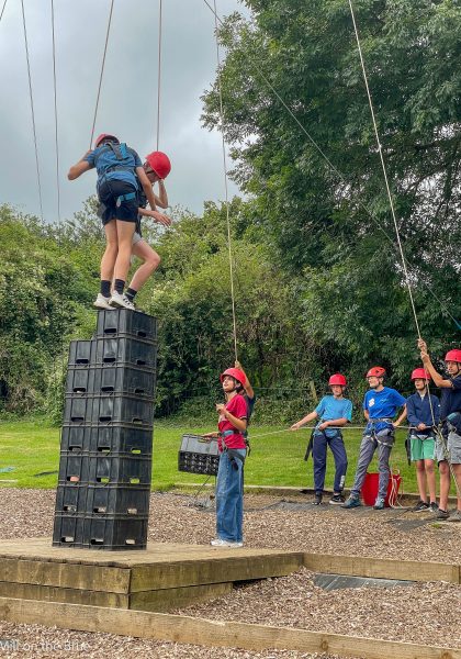 Students play a game with ropes and pulleys.