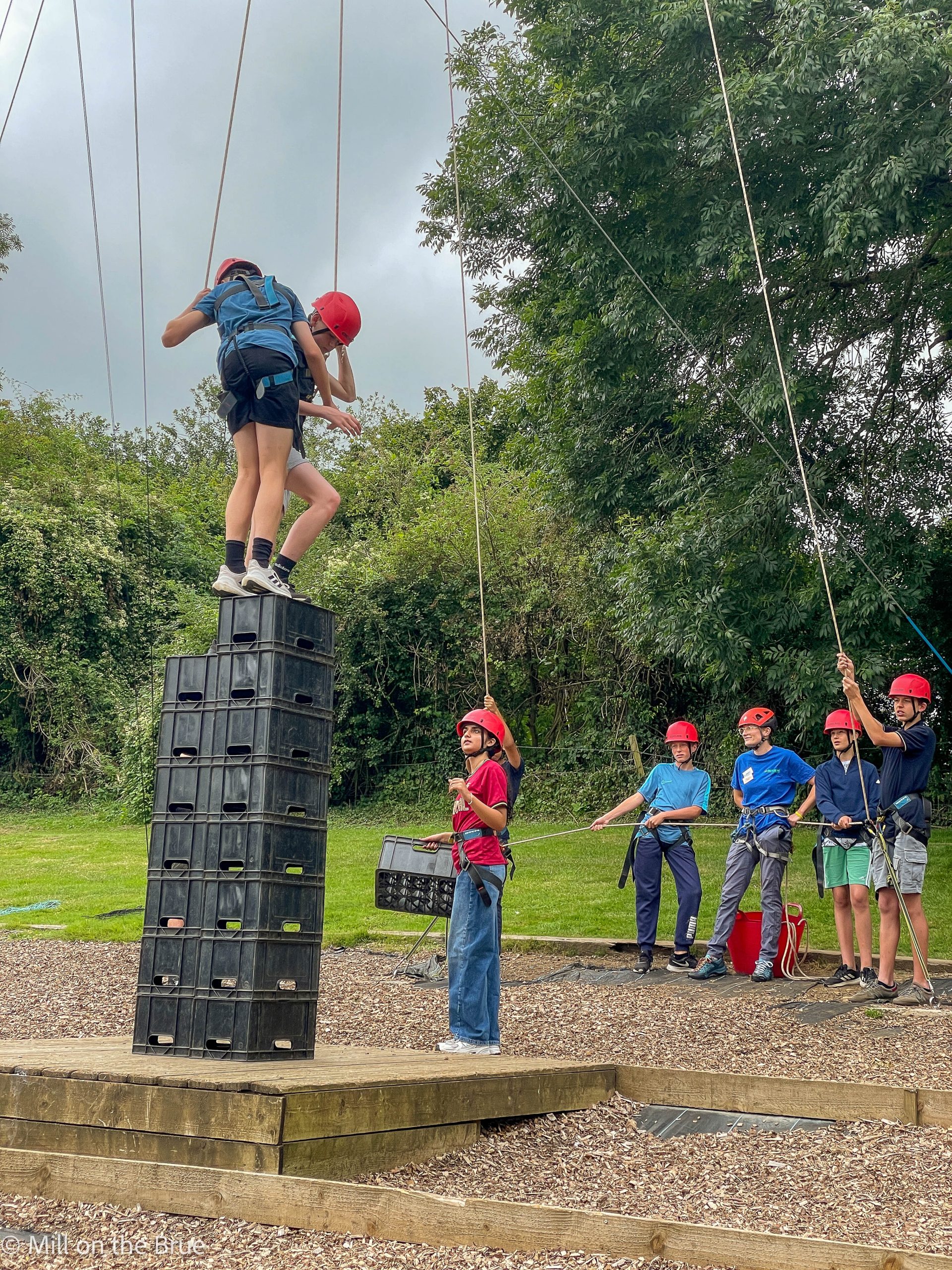Students play a game with ropes and pulleys.